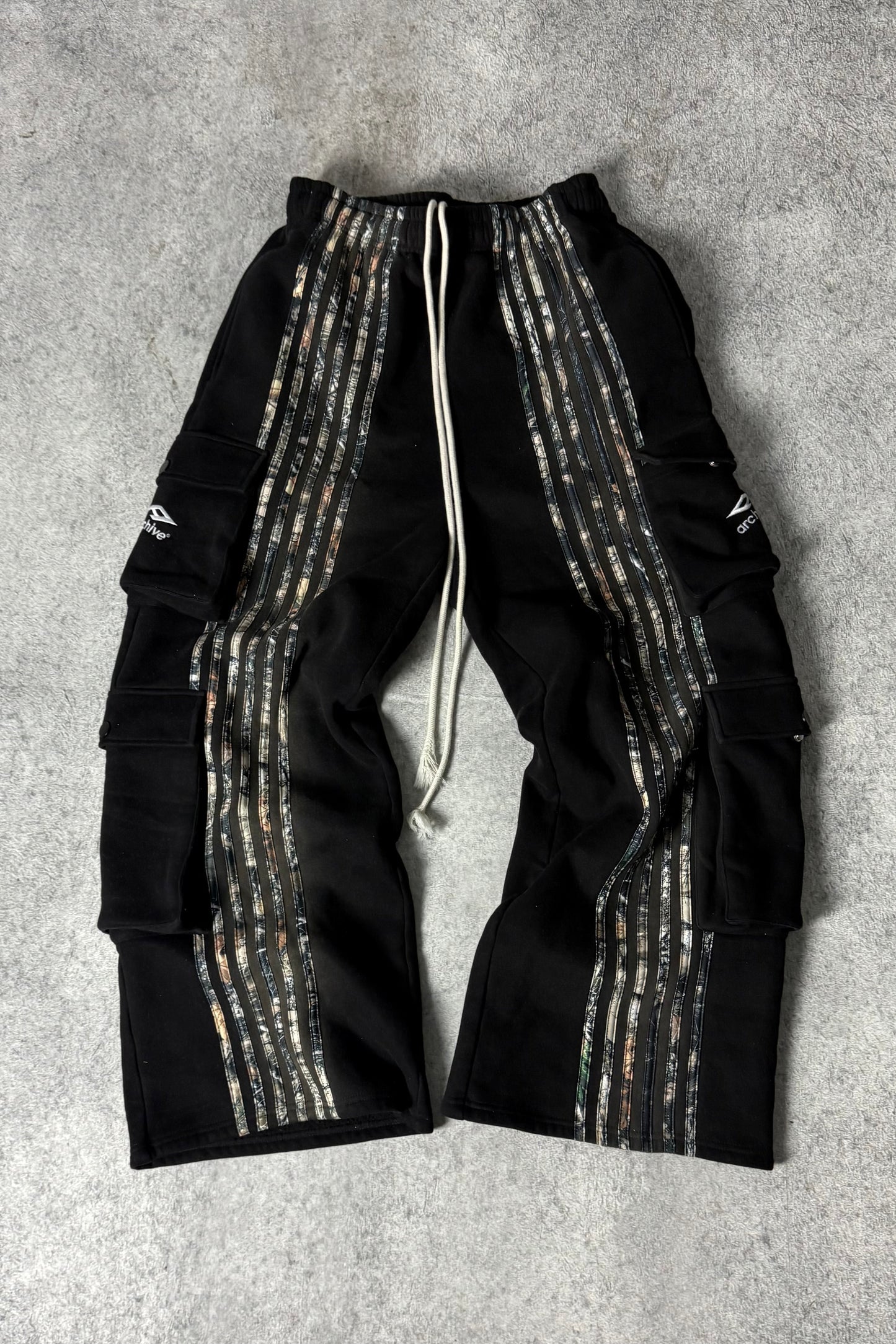 Archive Hunter Cargo Stripe Sweatpants – Camo Black