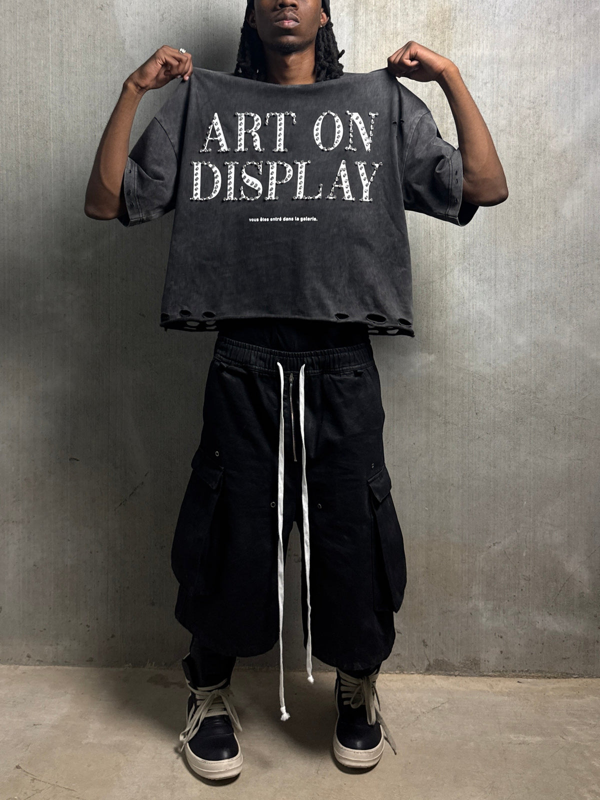 "ART ON DISPLAY" RHINESTONE DISTRESSTED TEE