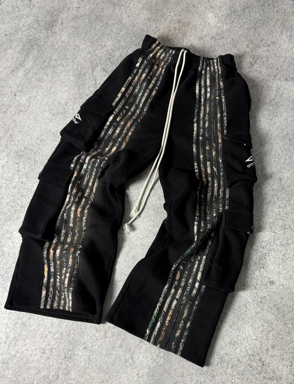 Archive Hunter Cargo Stripe Sweatpants – Camo Black